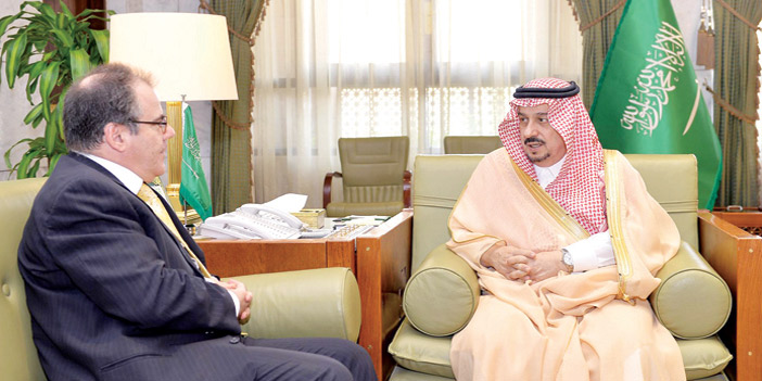   الأمير فيصل بن بندر خلال استقباله سفير قبرص