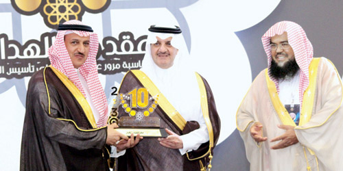   الأمير سعود بن نايف يكرم محافظ الخبر