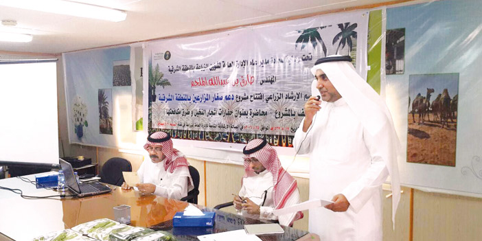  أحد المهندسين الزراعين أثناء حديثه