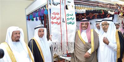 صورة لخادم الحرمين صنعت من نسيج الصوف ببريدة 