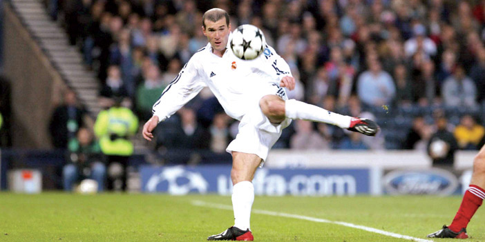  زيدان لحظة تسجيله هدف الفوز في نهائي دوري أبطال أوروبا عام 2002
