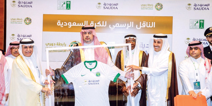 عبدالله بن مساعد يحمل قميص الأخضر حاملاً شعار الخطوط السعودية بحضور مسؤوليها