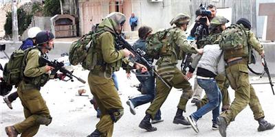 الاحتلال يعتقل 22 فلسطينيًّا ويغلق مداخل القدس 