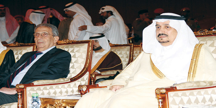  أمير منطقة الرياض خلال رعايته المؤتمر وإلى جواره عمرو موسى