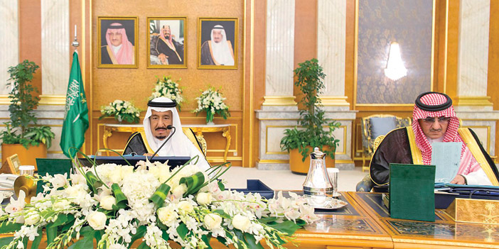  خادم الحرمين الشريفين خلال رئاسته جلسة مجلس الوزراء ظهر أمس في جدة