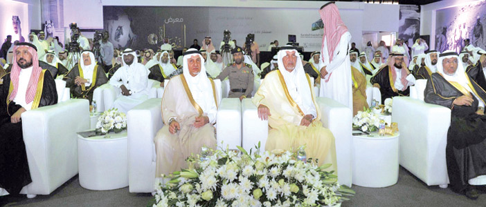  خالد الفيصل خلال افتتاحه معرض الفيصل