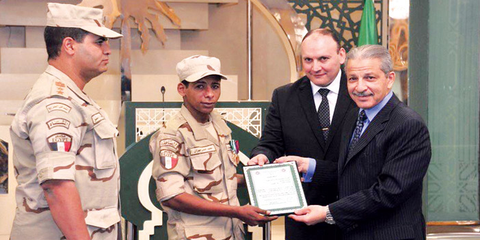  السفير أحمد قطان يسلم الخطاب  للجندي المصري منصور جمال