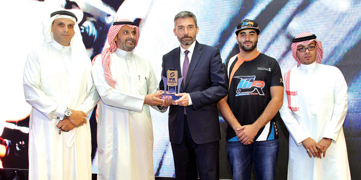  لحظة استلام الجائزة