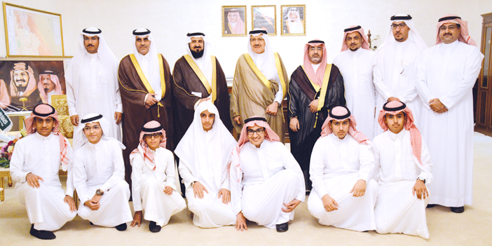  أمير المنطقة في لقطة تذكارية مع المعلمين والطلاب المتميزين