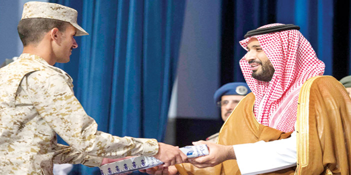  ولي ولي العهد خلال رعايته حفل تخريج طلبة كلية الملك فيصل الجوية