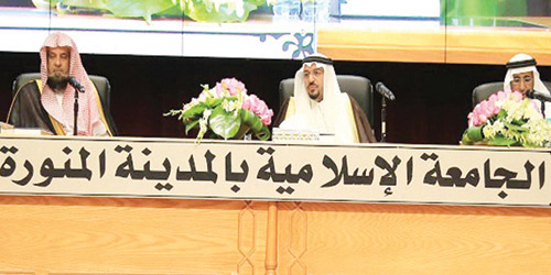  سموه يترأس المناقشة وإلى جواره السند والمغامسي