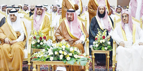   الأمير جلوي في حفل التكريم بحضور الشيخ الرضيمان