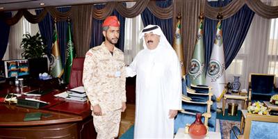 الأمير متعب بن عبدالله يكرم الجندي العنزي لإنقاذه طفلا من الحريق 