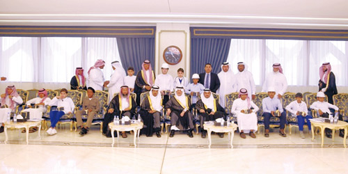  الأمير سعود بن نايف خلال استقبال لجنة تراحم