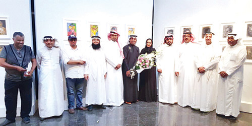  صورة جماعية للمشاركين في معرض ملامح