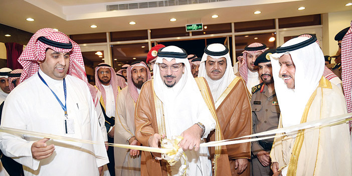   أمير القصيم يقص الشريط  مفتتحا الغرفة التجارية