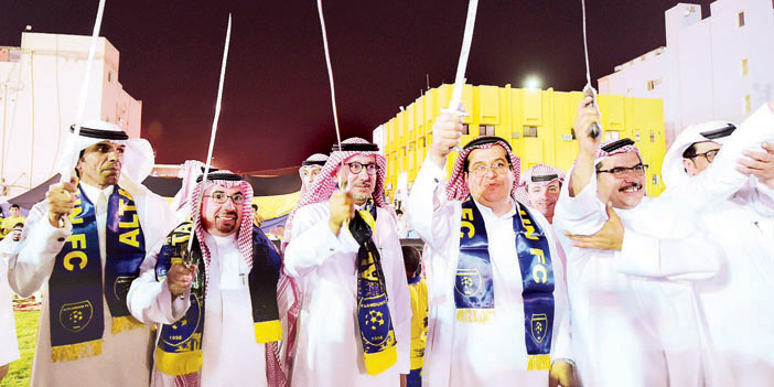  أعضاء المجلس التنفيذي يؤدون العرضة السعودية