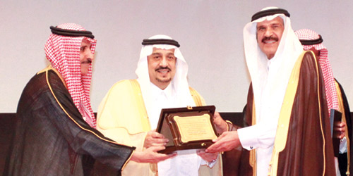  أمير منطقة الرياض يكرم رئيس التحرير