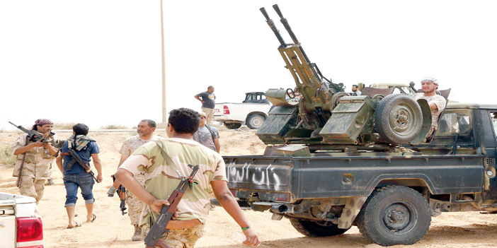  القوات الليبية أثناء الاشتباك مع «داعش» قرب سرت