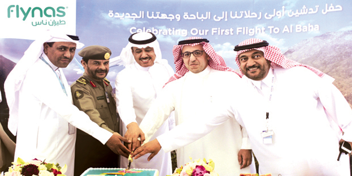  صورة جماعية لمدير مطار الملك خالد والرئيس التنفيذي لشركة ناس القابضة