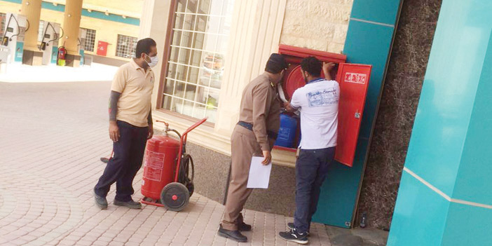   رجل دفاع مدني يفتش إحدى المنشآت