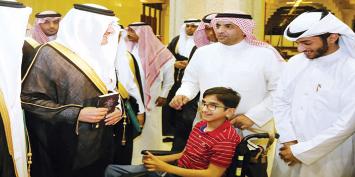  الأمير سعود بن نايف يستقبل الطفل الكويتي فهد