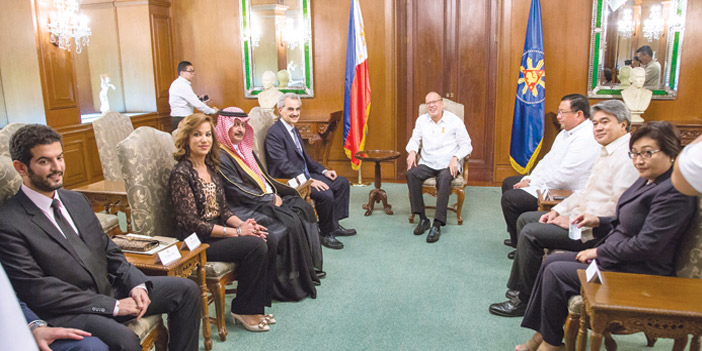  الرئيس الفلبيني خلال استقباله للأمير الوليد بن طلال