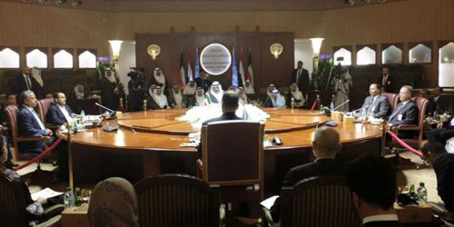 وفد الحكومة اليمنية بالكويت يقدم خطة لتطبيع الأوضاع في تعز 