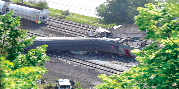  لقطة لحادث قطاري البضائع والمسافرين في بلجيكا وخروجهما عن القضبان
