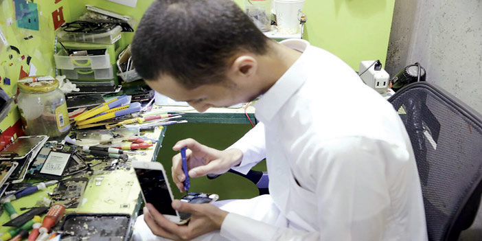   اندماج الشباب السعودي في سوق الاتصالات، فيما بدأت أمس جولات التفتيش على المخالفين