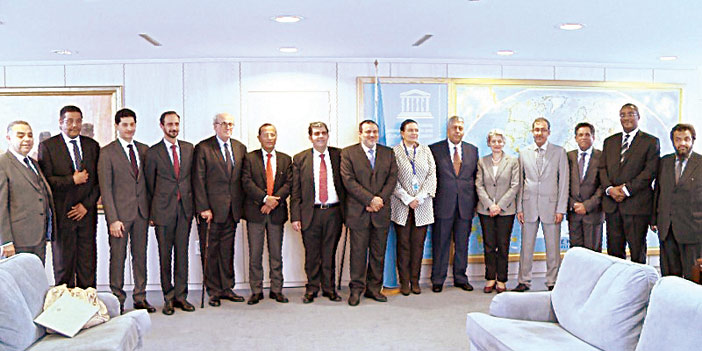   صورة جماعية لمديرة اليونسكو مع وفد المؤسسة وسفراء الدول العربية