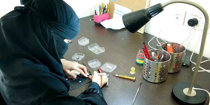  استطاعت المرأة السعوديةإثباتكفاءتها في صيانة أجهزة الجوالات