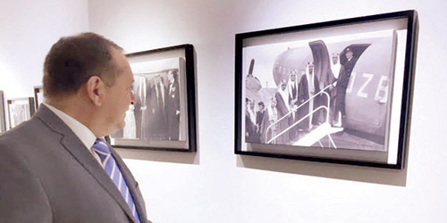   السفير البريطاني خلال جولته في المعرض