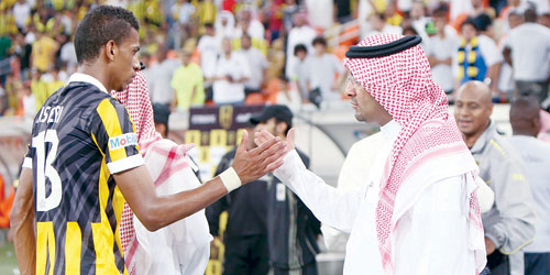  إبراهيم البلوي أثناء مصافحته أحمد عسيري بعد توقيع العقد