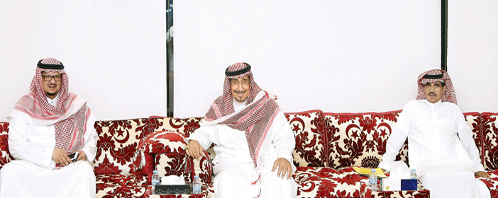  مشعل بن سعود خلال الاجتماع وبجانبه فيصل بن تركي والمشيقح
