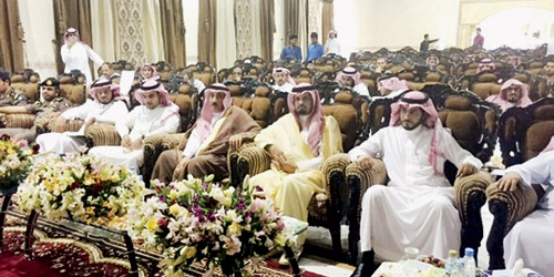  المحافظ يتوسط الحضور