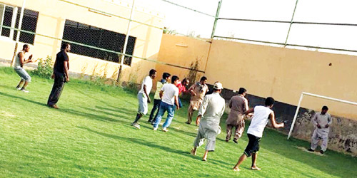   العمال يمارسون لعبة كرة القدم خلال اليوم الترفيهي