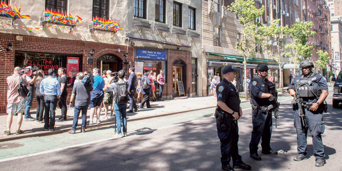  الشرطة الأمريكية تنتشر أمام الملهى الليلي في أورلاندوا حيث وقعت  المجزرة