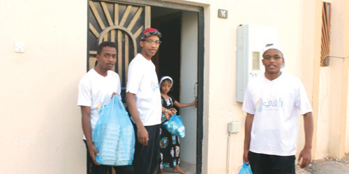   الفريق أثناء جولته على المنازل