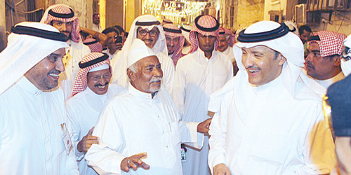   الأمير سلطان بن سلمان يتجول في المهرجان