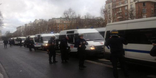 مقتل شرطي وامرأة في باريس في عملية احتجاز رهائن 