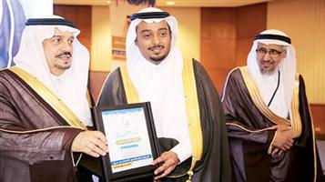 أمير الرياض يكرم رجل أعمال شاب لتكفله بعلاج ألف طالب من إدمان التدخين 