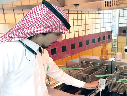  مراقب البلدية خلال الجولة على أحد المحلات