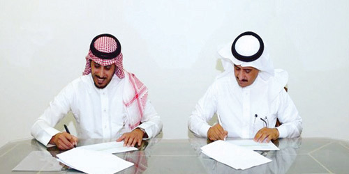  سعود الحقيل ومشبب القحطاني أثناء توقيع الاتفاقية