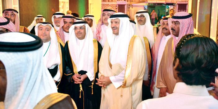  الأمير سلطان بن سلمان خلال افتتاحه صالة الملك سلمان
