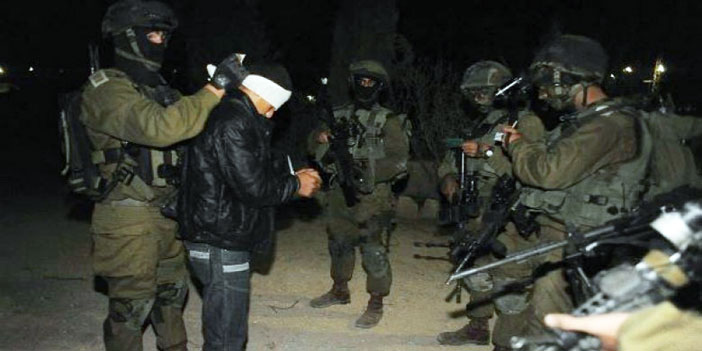 الاحتلال يعتقل 17 فلسطينيًا في مداهمات ليلية 