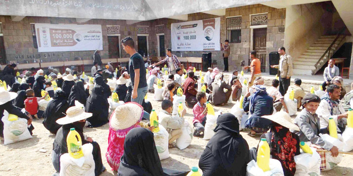   جانب من توزيع المساعدات في الداخل اليمني