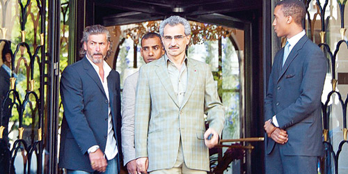   الأمير الوليد بن طلال أمام فندق جورج الخامس في باريس