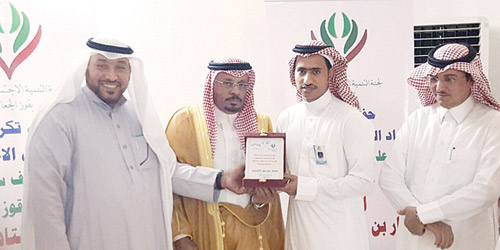   رئيس المركز يكرم أحد المشاركين