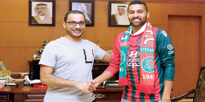   جانب من تعاقد الاتفاق مع سلمان هزازي